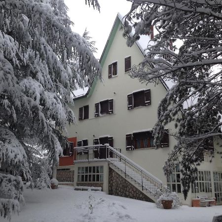 B&B Gli Scoiattoli 로카디메조 외부 사진